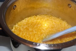 Budinca de orez cu gutui si crema de vanilie