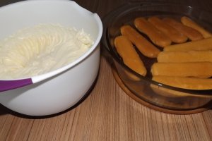 Budinca de orez cu gutui si crema de vanilie