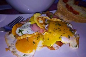 Mic dejun cu ou și șuncă