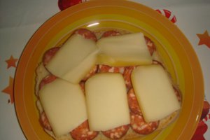 Sandwich cu carnati de casa, cascaval afumat si masline