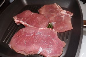 Antricot de vitel la gratar cu cartofi si salata rucola