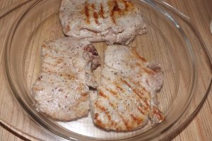 Antricot de vitel la gratar cu cartofi si salata rucola