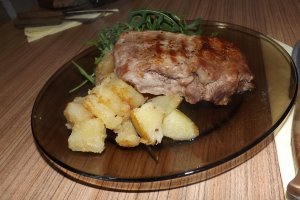 Antricot de vitel la gratar cu cartofi si salata rucola