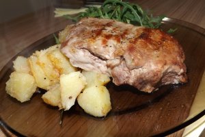 Antricot de vitel la gratar cu cartofi si salata rucola