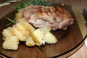 Antricot de vitel la gratar cu cartofi si salata rucola