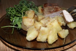 Antricot de vitel la gratar cu cartofi si salata rucola