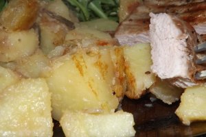 Antricot de vitel la gratar cu cartofi si salata rucola