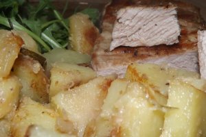 Antricot de vitel la gratar cu cartofi si salata rucola