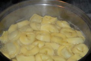 Tortellini cu prosciutto in sos dulce acrisor