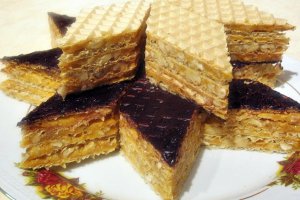 Napolitane cu crema de caramel si nuci