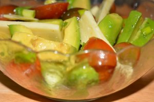Salata cu avocado, rosii si emmentaler
