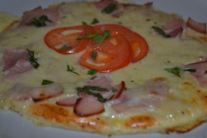 Pizza cu mozzarella, sunca si ciuperci