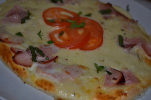 Pizza cu mozzarella, sunca si ciuperci
