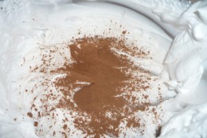 Pandispan cu crema de vanilie si ciocolata