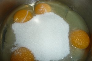 Pandispan cu crema de vanilie si ciocolata