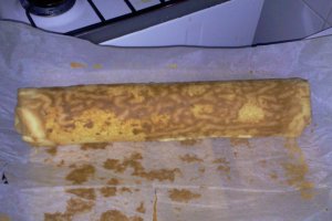 Rulada cu dulceata de gutui si glazura de cacao