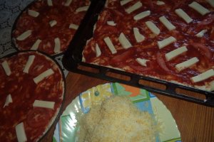 Pizza cu rosii si mozarella