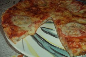 Pizza cu rosii si mozarella