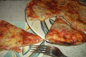 Pizza cu rosii si mozarella