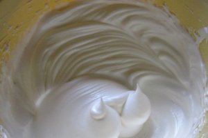 Fantezie cu doua creme si visine