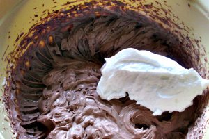 Fantezie cu doua creme si visine
