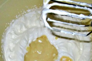 Fantezie cu doua creme si visine