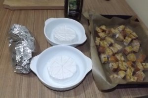 Branza Camembert la cuptor cu salata si crutoane