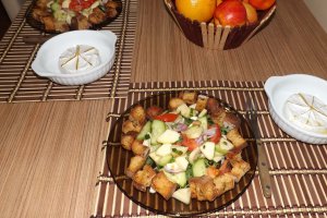 Branza Camembert la cuptor cu salata si crutoane