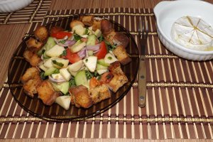 Branza Camembert la cuptor cu salata si crutoane