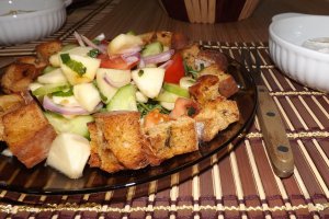 Branza Camembert la cuptor cu salata si crutoane