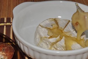 Branza Camembert la cuptor cu salata si crutoane