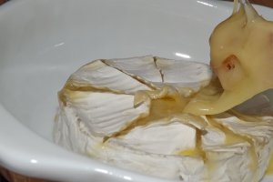 Branza Camembert la cuptor cu salata si crutoane