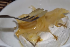 Branza Camembert la cuptor cu salata si crutoane