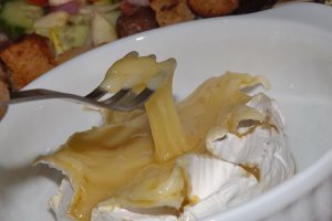 Branza Camembert la cuptor cu salata si crutoane