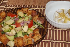 Branza Camembert la cuptor cu salata si crutoane