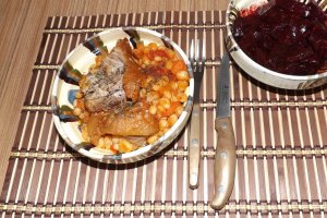 Fasole cu ciolan si salata de sfecla rosie