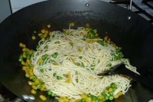 Spaghete cu mazare si porumb