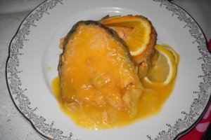 Somon cu sos de portocale