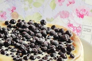Cheesecake cu afine si ciocolata alba