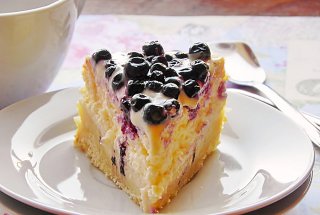 Cheesecake cu afine si ciocolata alba