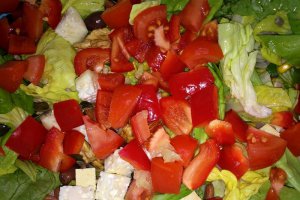 Salată de ton cu brânzeturi și semințe