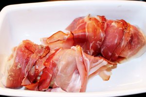 Prepeliță învelită în bacon, cu garnitură de mere