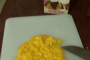 Prajitura cu piersici, iaurt si frisca