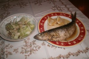 Scrumbie de Dunare cu salata iceberg