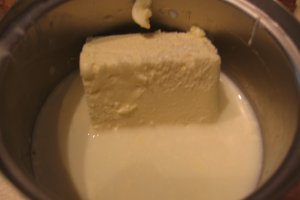 Prajitura cu blat de biscuiti, mere si crema de vanilie