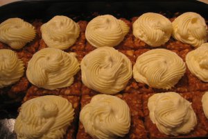 Prajitura cu blat de biscuiti, mere si crema de vanilie