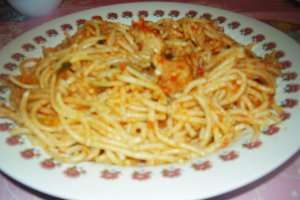 Spaghete cu piept de pui si sos de gogosari