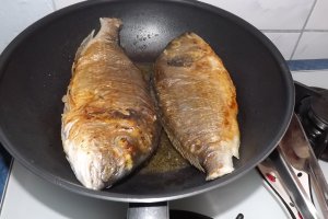 Dorada prajita cu orez basmati si sos remoulade