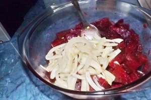 Salata de sfecla rosie cu fenicul