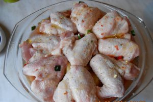 Aripioare la cuptor pe pat de legume